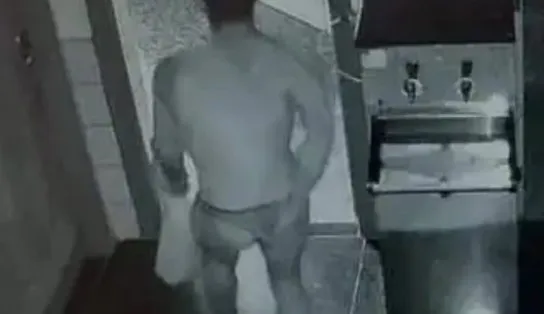 Usando apenas calcinha, ladrão invade escola e furta objetos do local; veja vídeo