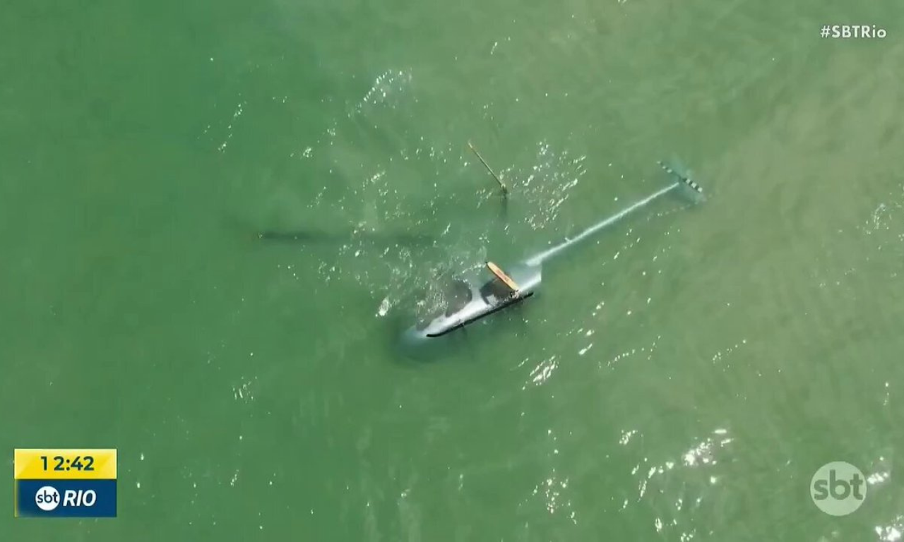 V&Iacute;DEO: helic&oacute;ptero cai no mar ap&oacute;s pane no Rio de Janeiro.Foto: SBT Rio