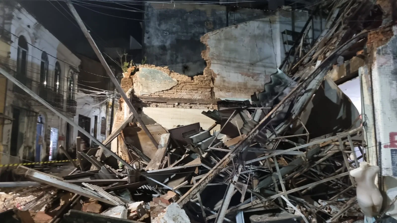 Casarão antigo desaba no final de linha da Barroquinha, em Salvador