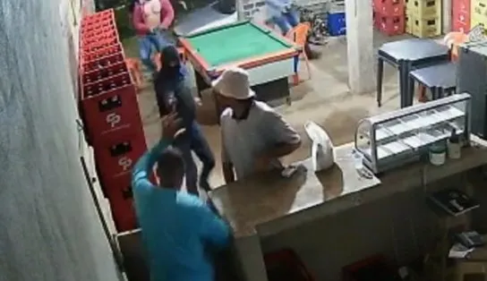 Vídeo mostra execução cinematográfica na Bahia; encapuzados, cinco suspeitos invadem bar e matam atendente 