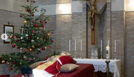 Velório do papa emérito começa no Vaticano; fiéis fazem fila para homenagens