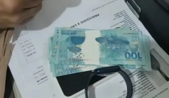 Mulher é presa em flagrante com dinheiro falso; do presídio, marido solicitou o "serviço" 