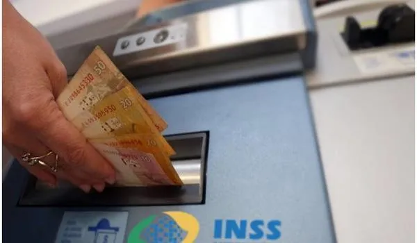 Bolsonaro anuncia pagamento de mais duas parcelas de auxílio emergencial no valor de R$ 600