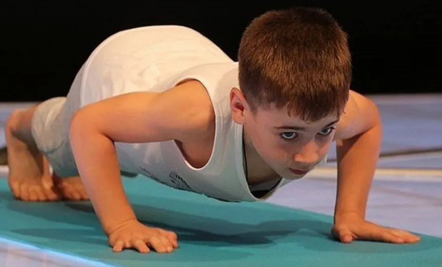 Garoto de apenas 6 anos bate recorde mundial e faz mais de 4.600 flexões em sequência