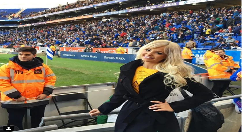 Ring girl do UFC assiste a jogo do Barça após passar Ano Novo com Neymar