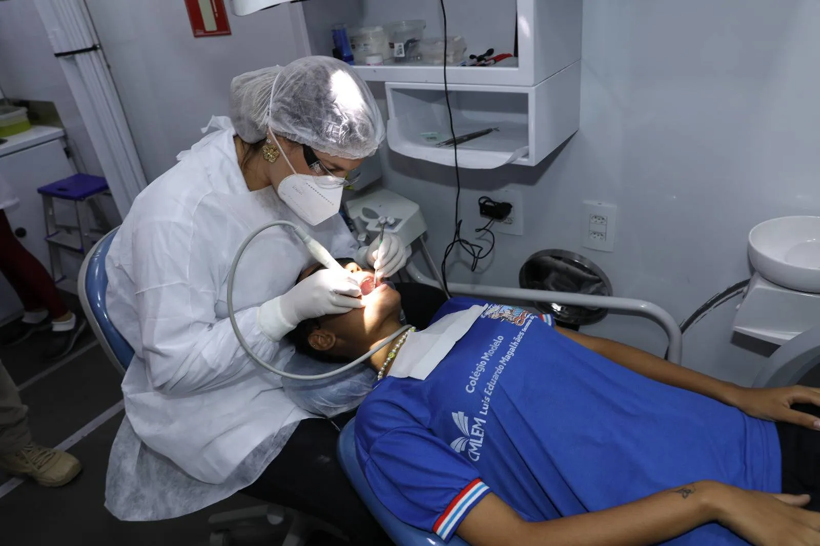 Estudantes recebem atendimento odontológico gratuito em Salvador e interior