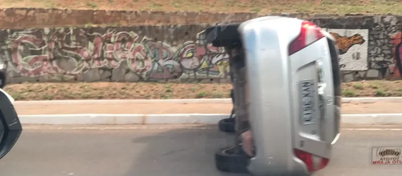 Motorista perde controle e carro capota na Avenida Garibaldi