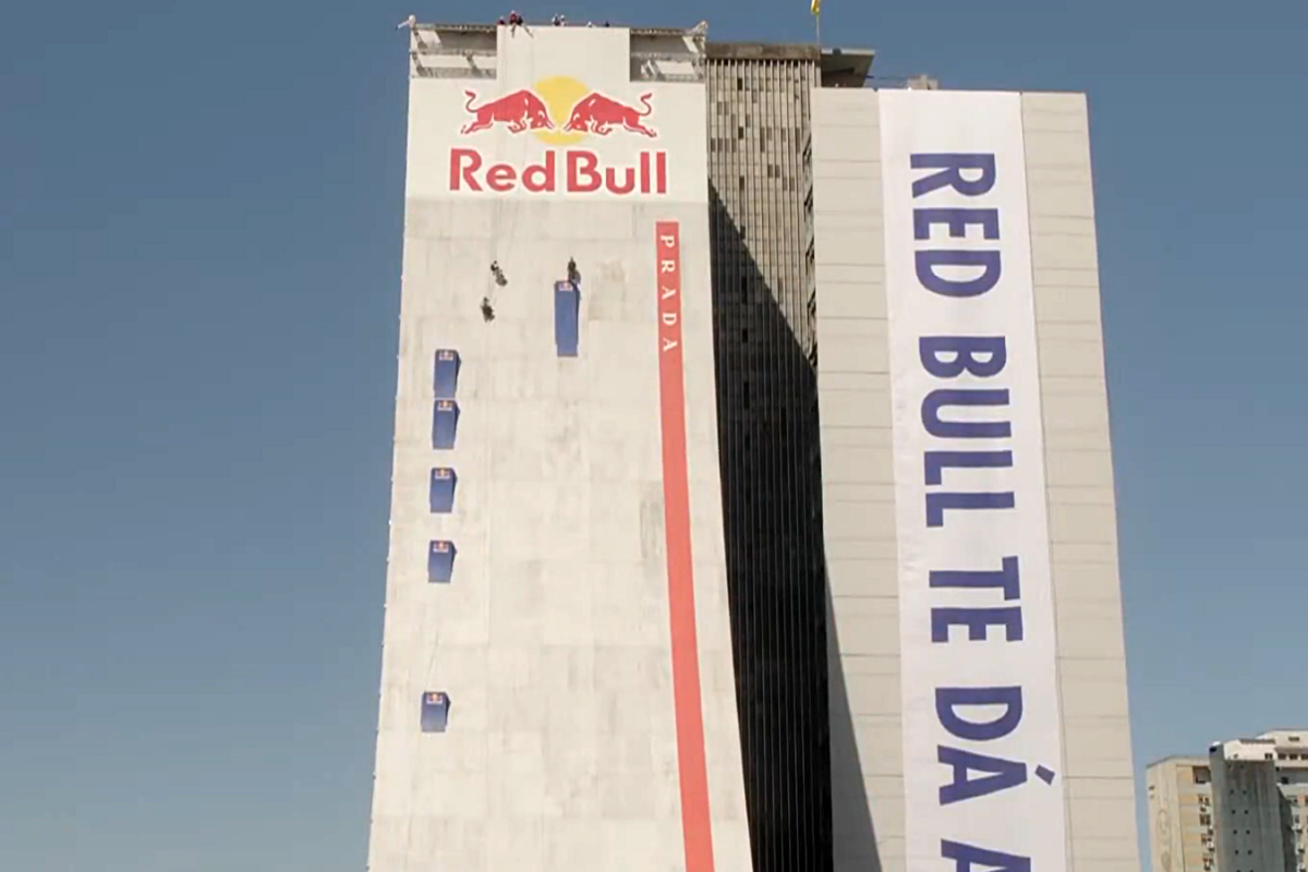 Skatista brasileiro Sandro Mineirinho bate recorde mundial ao transformar fachada de prédio em rampa gigante. Foto: Reprodução/GETV