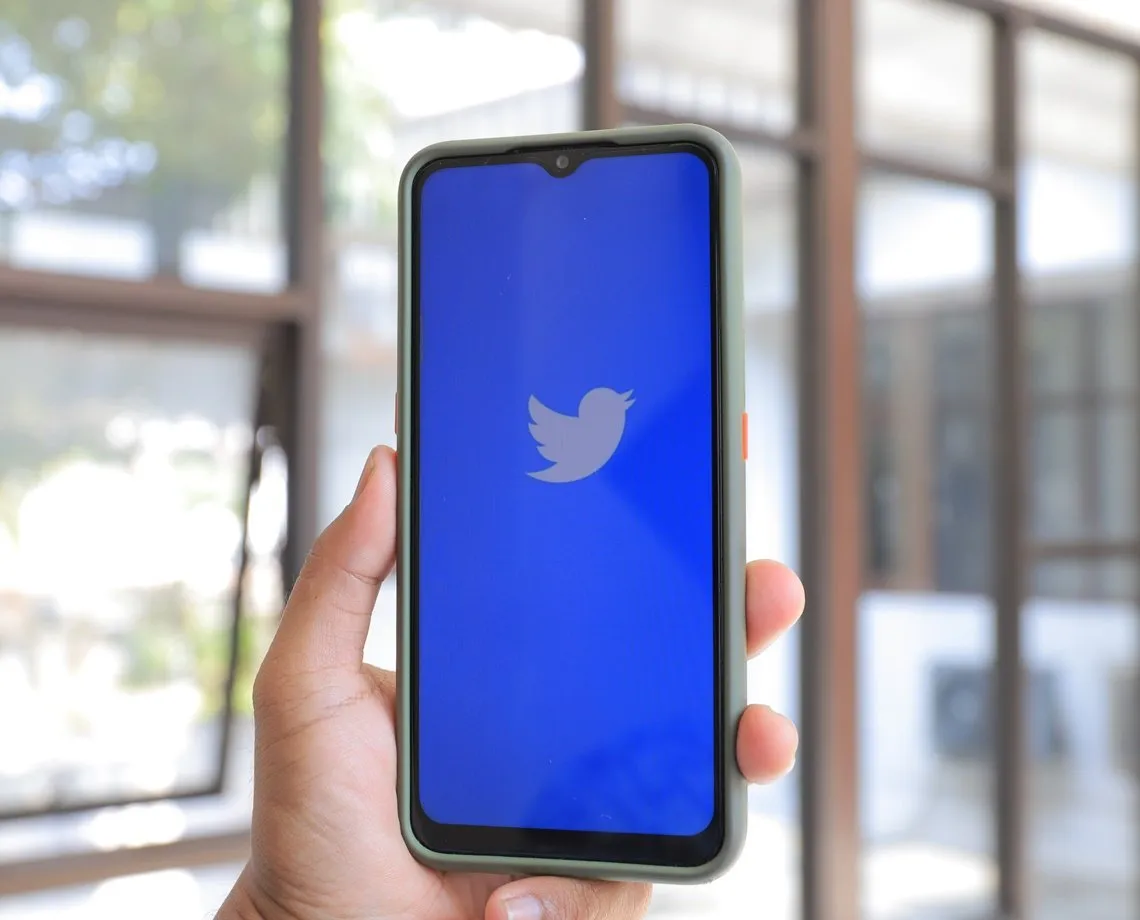 Elon Musk deixa comando do Twitter e dá prazo para nova CEO assumir