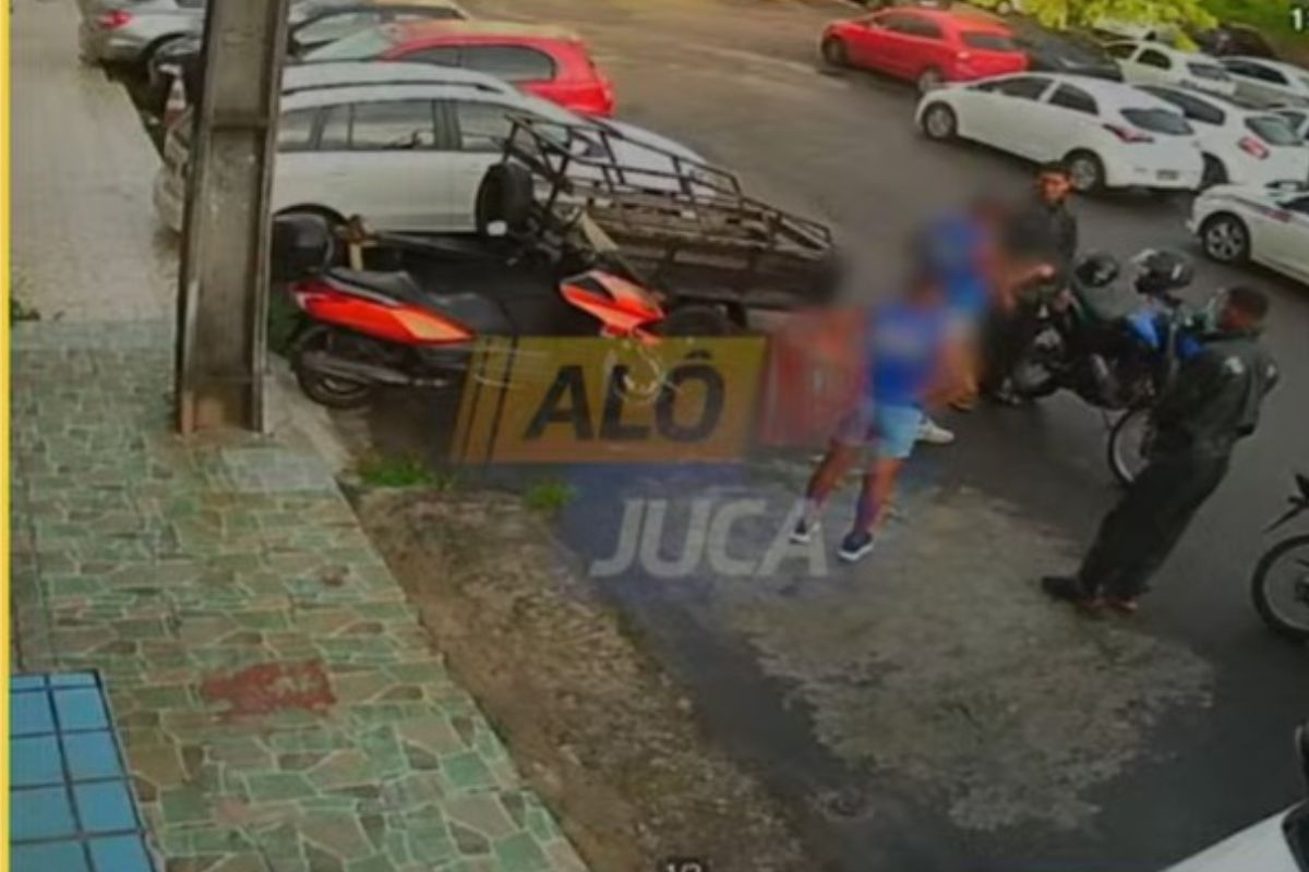 Homens espancados ap&oacute;s corrida de Motot&aacute;xi em Salvador. | Foto: Reprodu&ccedil;&atilde;o TV Aratu