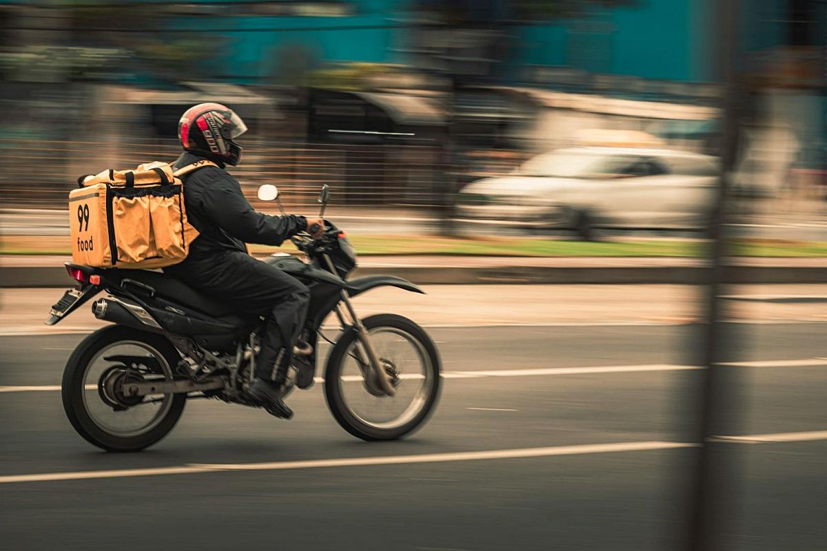 Dentre as vagas de emprego nesta sexta estão motoboy, camareira, ajudante de cozinha, pedreiro e cabeleireiro. Foto: Pexels