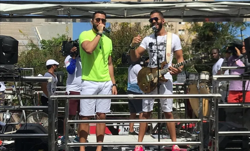 Durante estreia no “Osmar”, Rafa e Pipo anunciam substituição a Denny em camarote