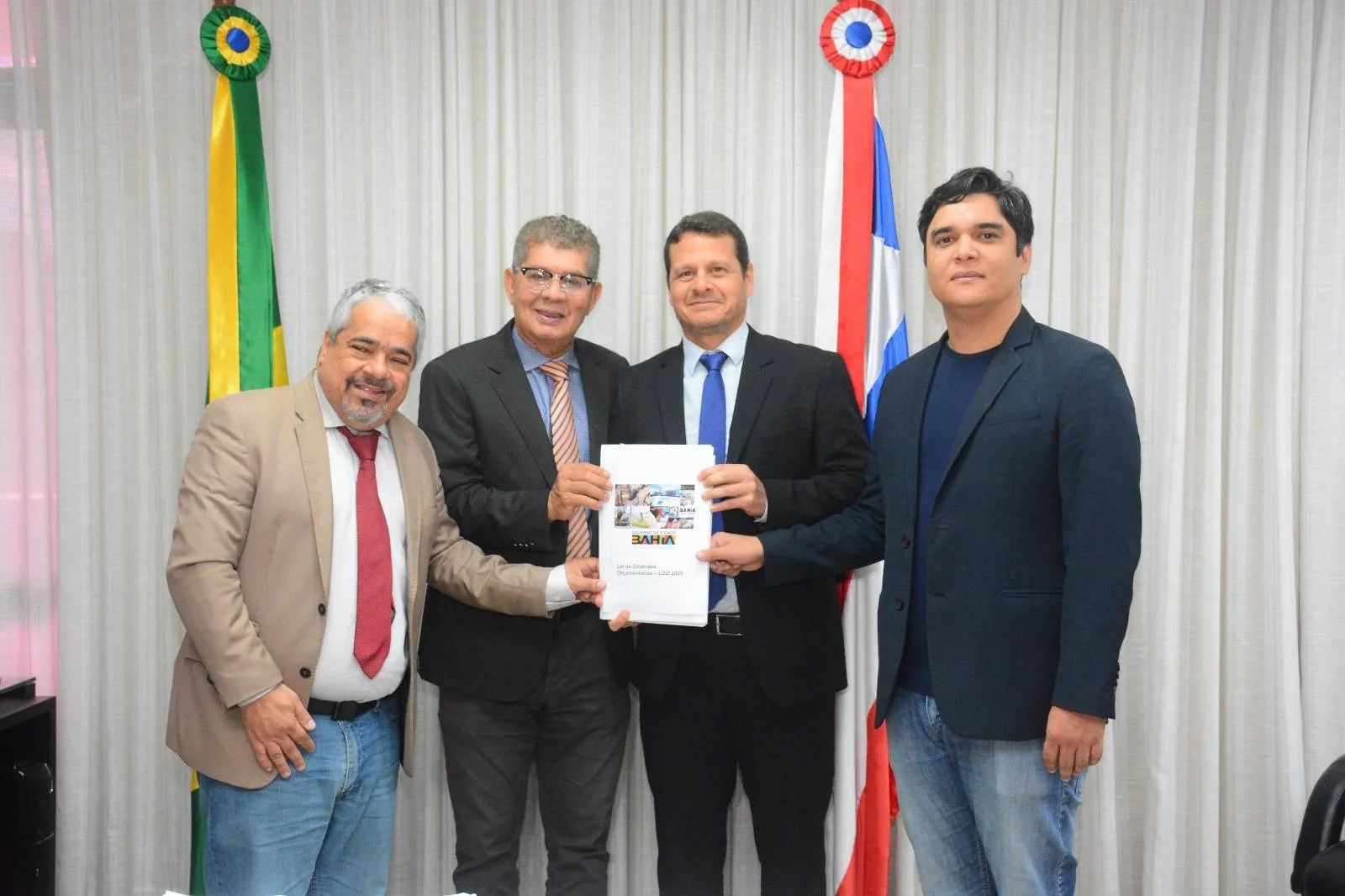 Secretário entrega LDO 2025 ao presidente em exercício da AL-BA