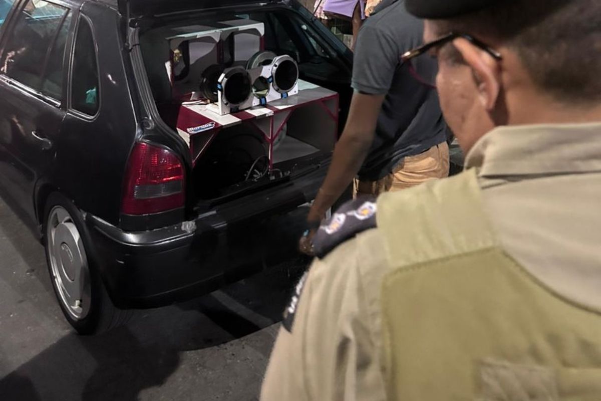 A Operação Paredão apreendeu quatro carros e equipamentos de som na Baixa Fria. Foto: PMBA