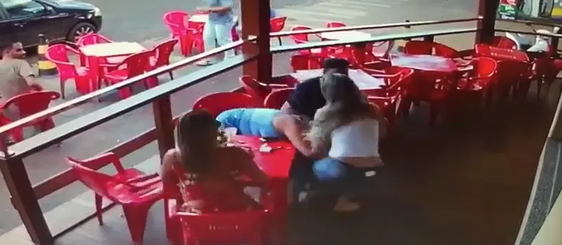 “QUE BONITO, HEIN?!”: Mulher flagra traição e provoca quebra-quebra em bar; Veja vídeo