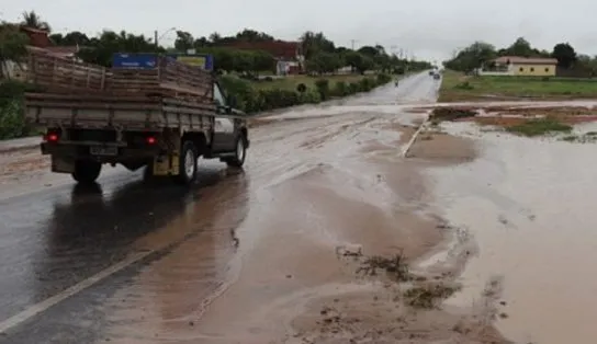 Homem e mulher morrem após serem arrastados por fluxo de água da forte chuva que caiu em Itaberaba