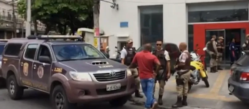 COMÉRCIO: Bandidos invadem agência bancária e roubam quantia durante abastecimento de caixas eletrônicos