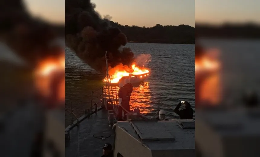Vídeos: lancha pega fogo em alto mar perto da Ilha de Maré; tripulação passa bem