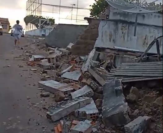 Caminhoneiro em surto causa destrui&ccedil;&atilde;o em Rafael Jambeiro.| Foto: Redes Sociais