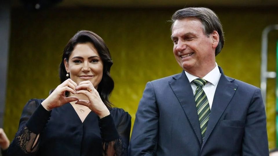 Vídeo Michelle Massageia Pés De Bolsonaro; Veja Boletim Médico