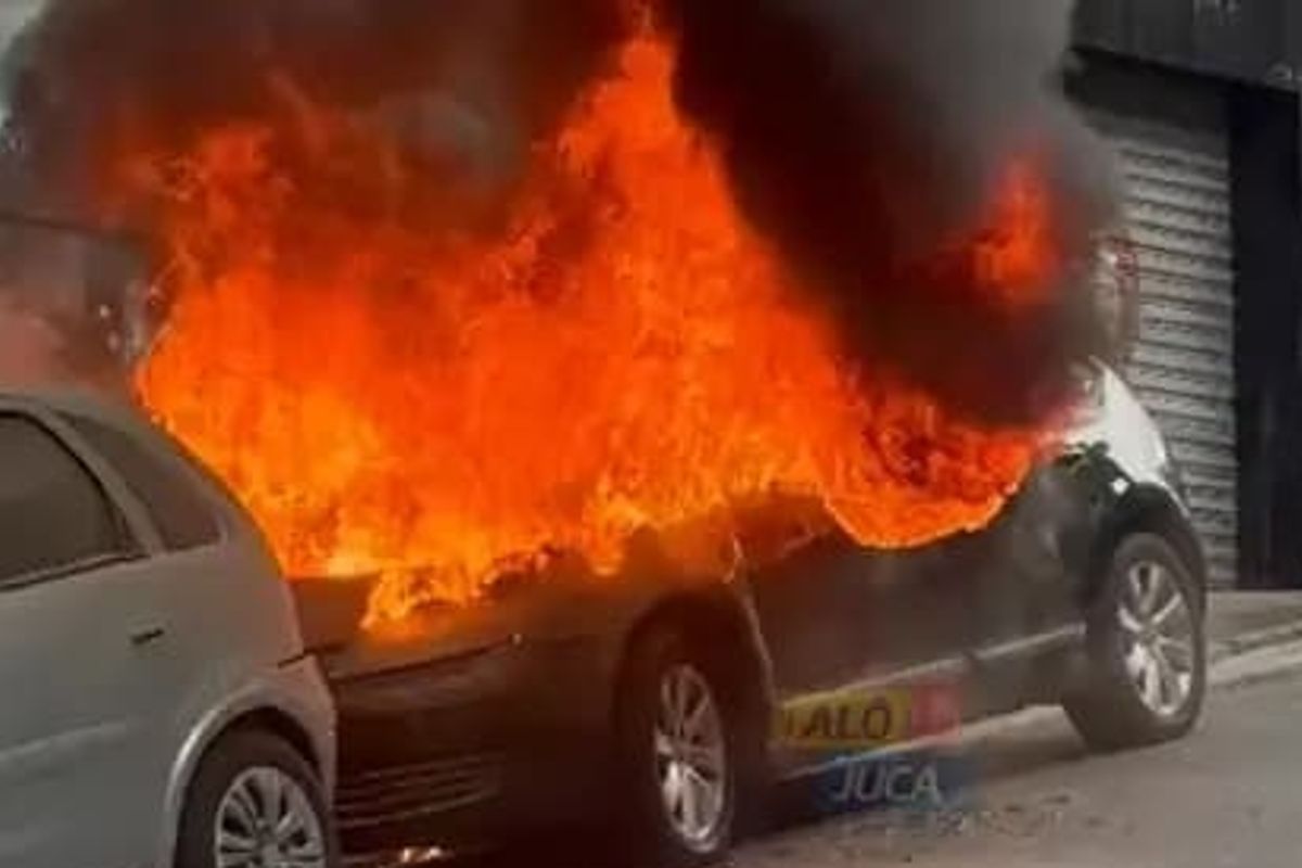 Inc&ecirc;ndio em carro no Barbalho. Foto: Reprodu&ccedil;&atilde;o | Al&ocirc; Jucaarbalho