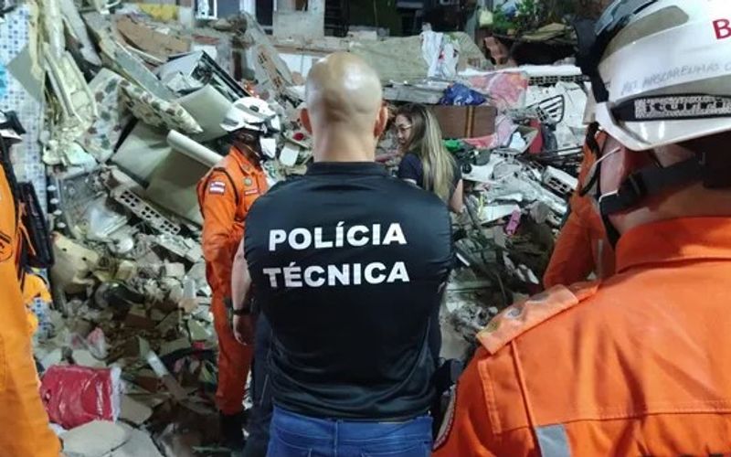 DPT intensifica per&iacute;cia em local de desabamento de pr&eacute;dio, em Salvador/Foto: Divulga&ccedil;&atilde;o/SSP-BA