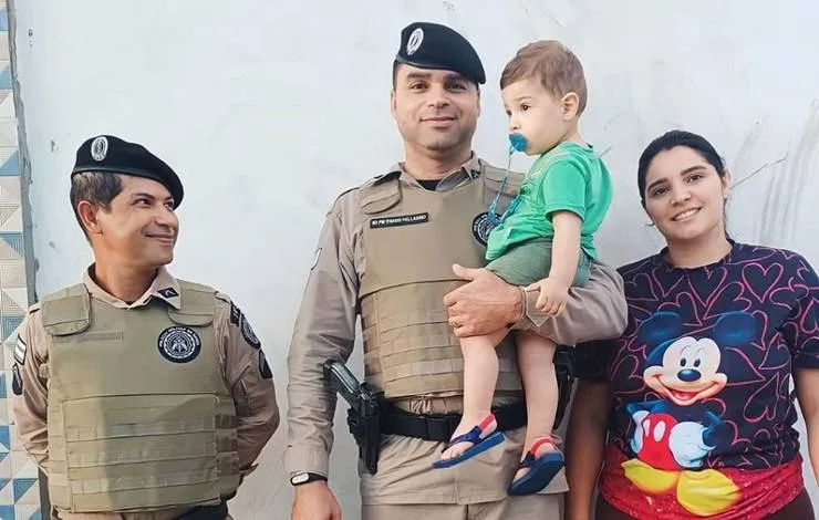 Final feliz: criança de um ano é salva de engasgo por policias militares na Bahia