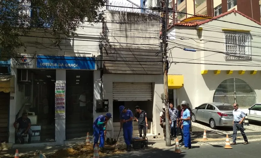 Polícia e Embasa flagram &#8220;gatos&#8221; de água abastecendo restaurantes em bairros nobres