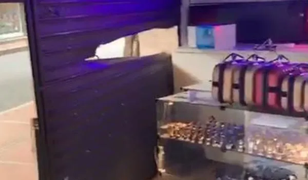 Loja de variedades é arrombada na Barroquinha; vídeo mostra prejuízo deixado pelos criminosos