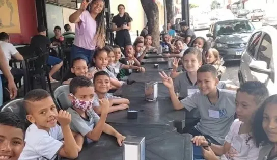 Professora pede desconto e dono de restaurante dá refeição completa e gratuita a alunos de escola carente; vídeo