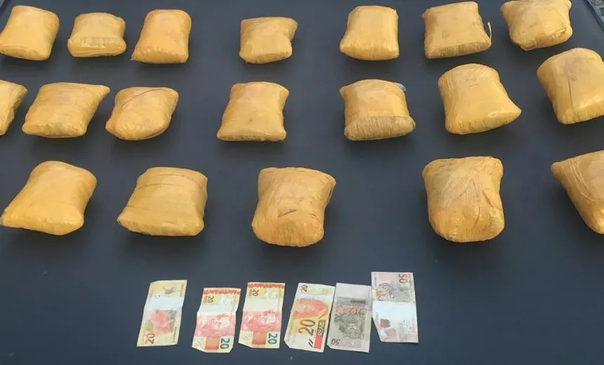 Taxista e casal são perseguidos pela polícia e interceptados com drogas em Lauro de Freitas