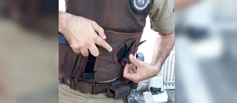 ‘O BAGULHO É DOIDO’!: Homem pega a pistola do policial durante abordagem; Ele é baleado