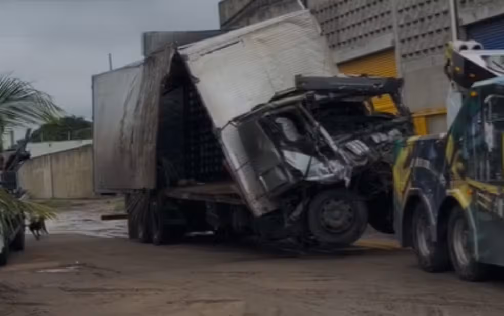 Veja como ficou caminhão após acidente que deixou 16 pessoas mortas na BR-116. Foto: Reprodução Redes Sociais