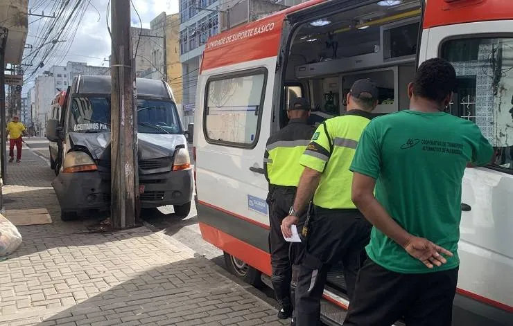 Van bate em poste e três pessoas ficam feridas na Rua Carlos Gomes, em Salvador