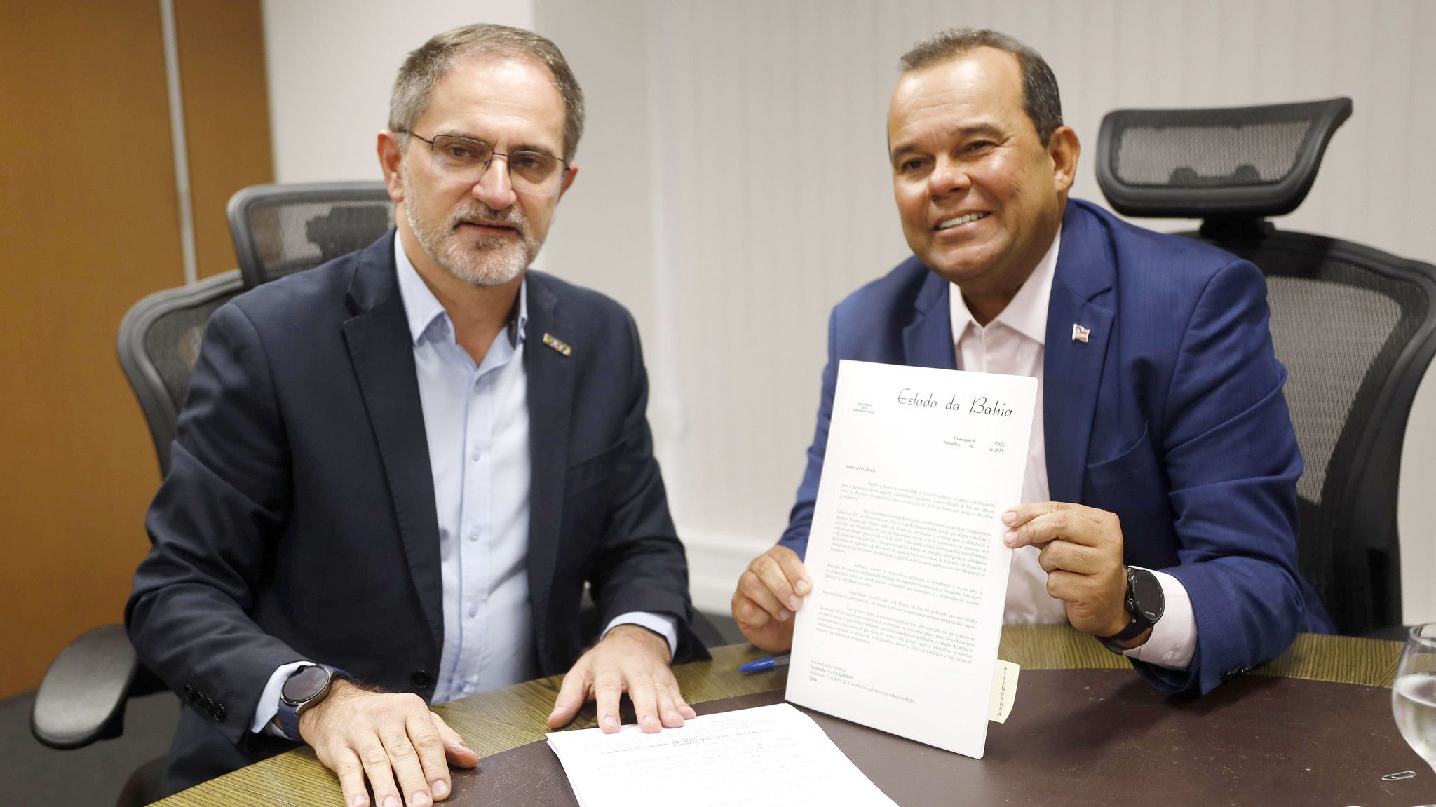 Geraldo Jr. (MDB) enviou LDO 2026 ao lado do chefe de gabinete do governo, Maurício Weidgenant | Foto: Matheus Landim/GOVBA