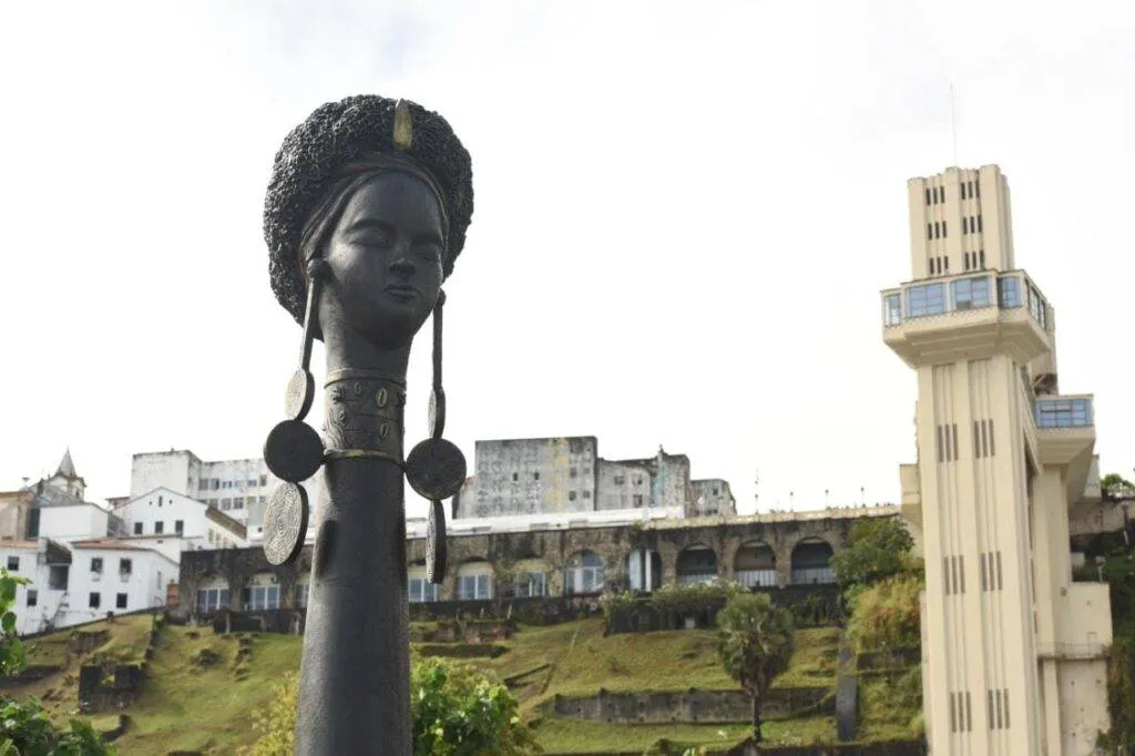 Monumento em homenagem a Maria Felipa é inaugurado na Praça Cairu
