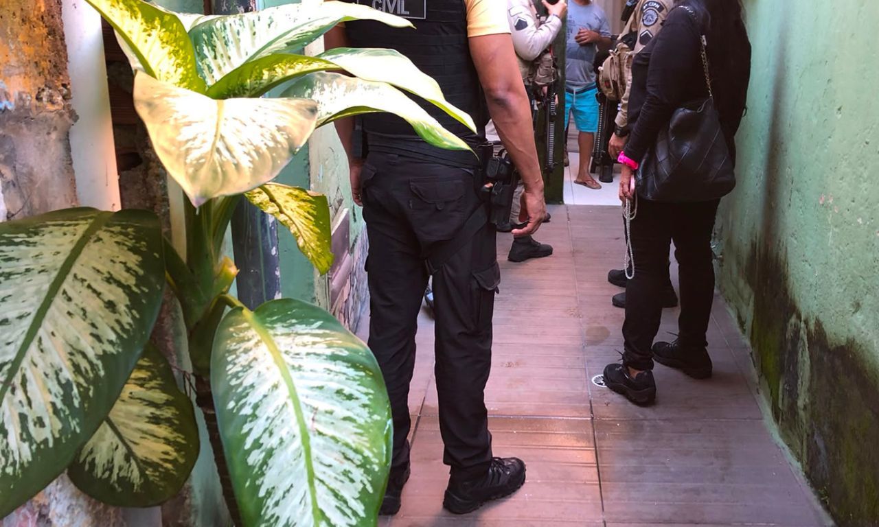 Homem &eacute; encontrado morto em telhado de casa em Salvador. Foto: Vitor Castro | TV Aratu 