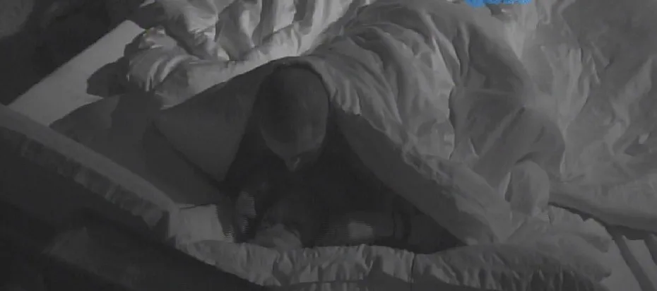 BBB15: após noite agitada, Fernando e Amanda voltam a transar