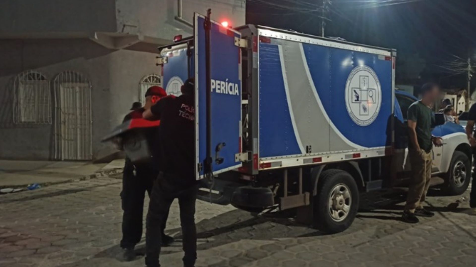 Corpo do homem assassinado foi levado para o IML da região | Foto: reprodução/Sul Bahia News