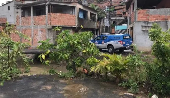 Três homens são executados com diversos tiros dentro de casa em Salvador; tráfico pode ter motivado ação