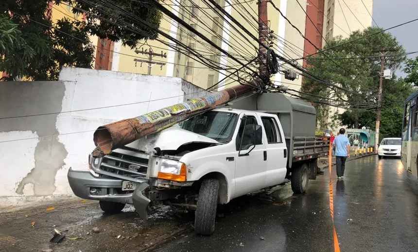 Caminhão bate em poste no bairro de Brotas; veja vídeo