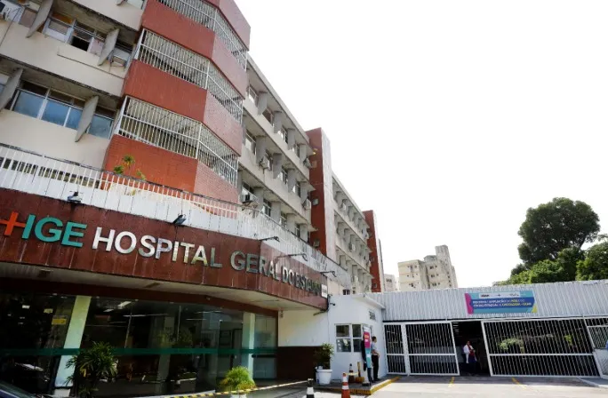 Homem atacado com água quente e golpes de pau na Boca do Rio corre risco de morte, diz irmão