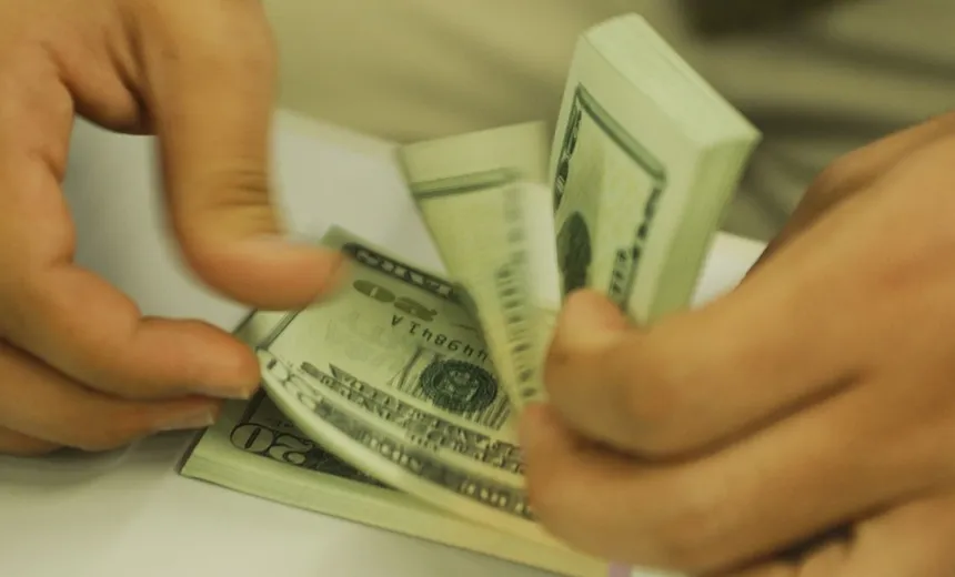 Eleições primárias na Argentina 'impactam' no Brasil; após queda, dólar volta a subir