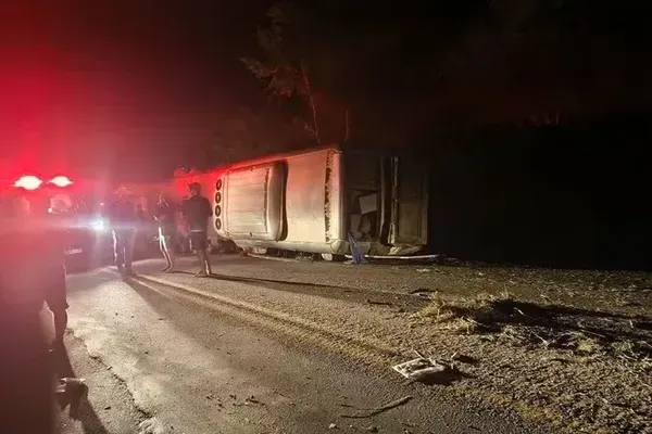 Acidente ônibus em Pernambuco aconteceu durante retorno de passageiros à Bahia. Foto: Reprodução