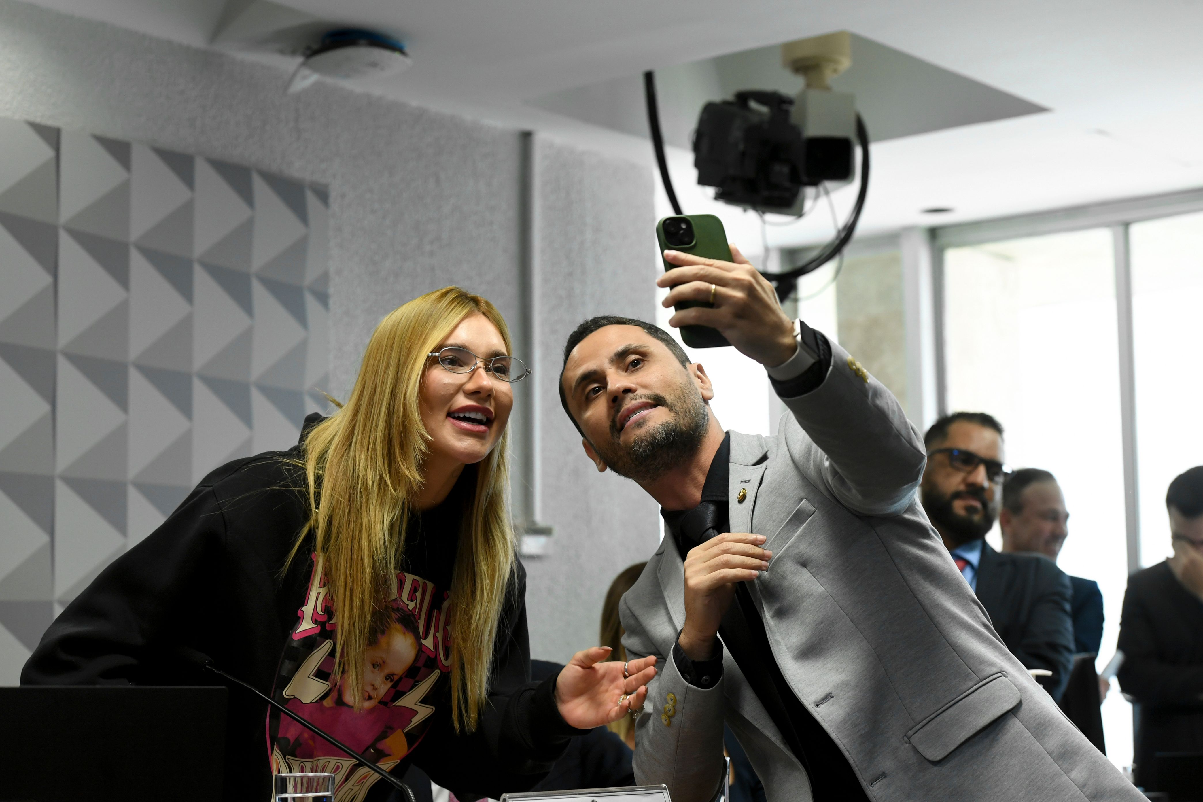 O parlamentar aproveitou a ocasião para pedir um vídeo para a esposa e a filha. | Foto: Edilson Rodrigues/Agência Senado