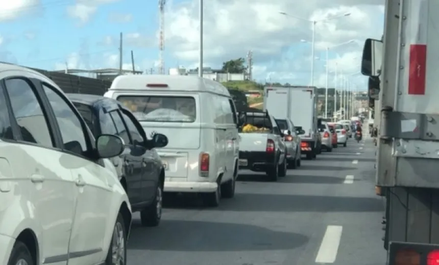 Acidente entre moto e caminhão guincho deixa trânsito intenso na Av.Paralela