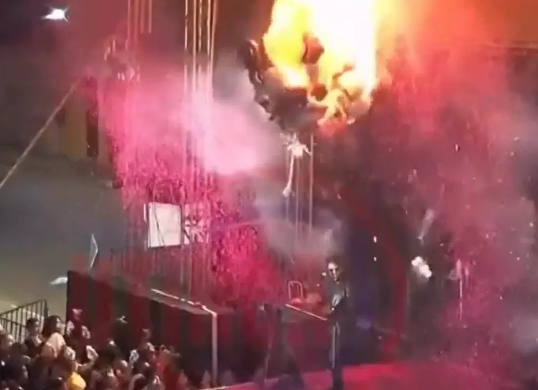 Balões infantis pegaram fogo no meio do show do cantor Thiago Aquino e assustaram o público durante a festa de São João de Utinga, na noite deste domingo (22).