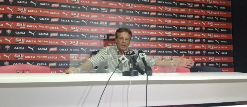 Sinval Vieira reafirma permanência de Argel no Vitória; “Quem demite é o presidente ou diretor”