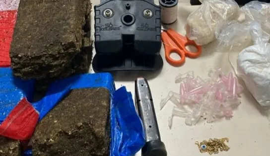 Por acaso, PM entra em esconderijo do Comando Vermelho e apreende drogas com adolescente no Nordeste de Amaralina  