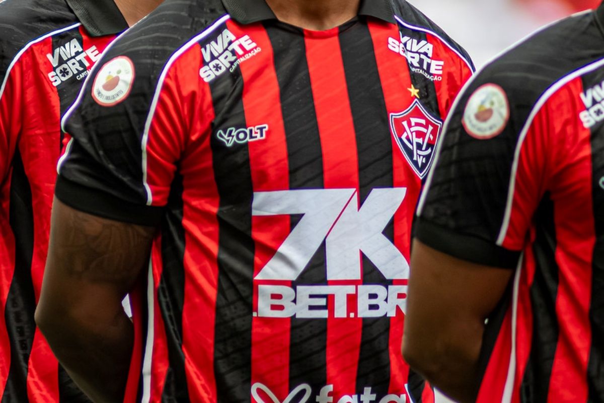 Nos últimos dias, o Vitória oficializou a contratação de laterais para 2026 e ainda negocia a permanência de Ramon junto ao Internacional. Foto: Victor Ferreira/EC Bahia